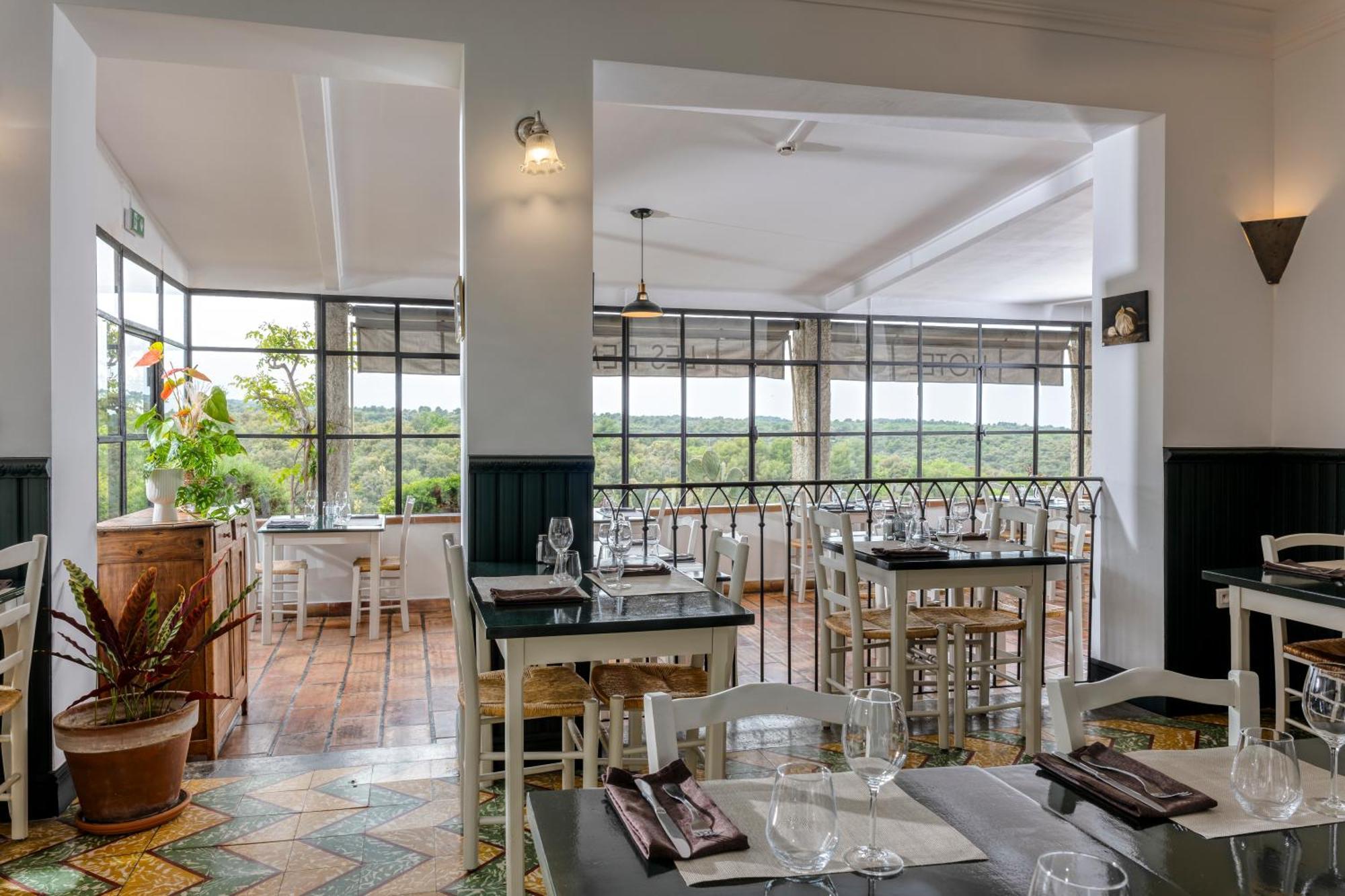 Hotel Restaurant Les Remparts Venasque Exterior photo