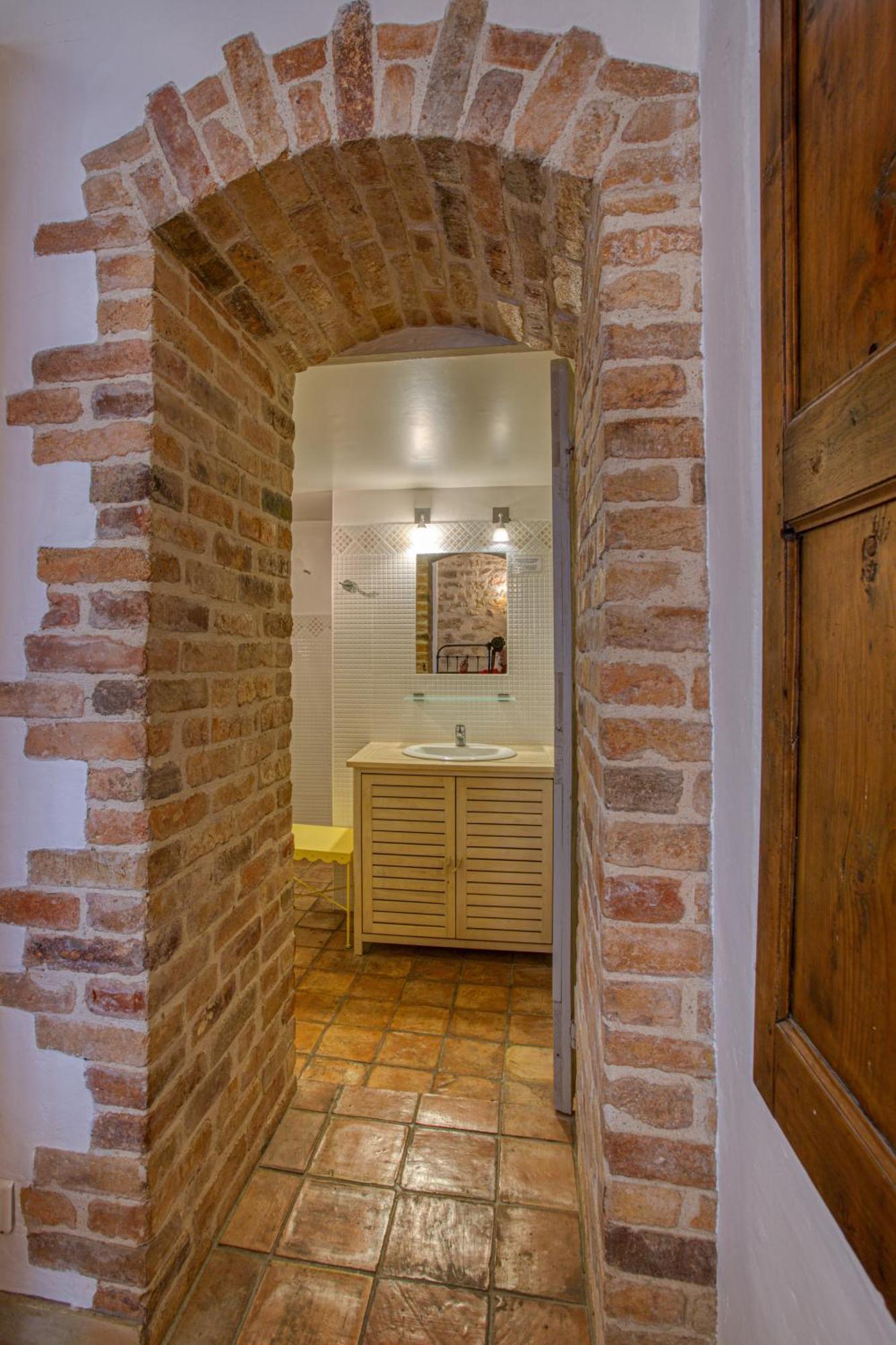 Hotel Restaurant Les Remparts Venasque Exterior photo